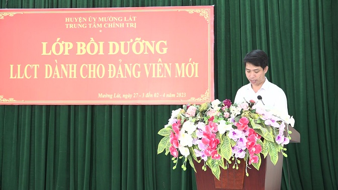 Đồng chí Trần Văn Cường, Phó Giám đốc Trung tâm Chính trị huyện phát biểu bế mạc lớp học