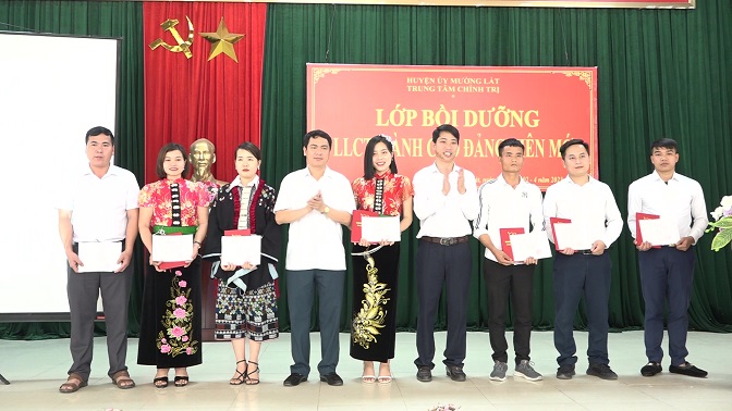 Đồng chí Triệu Minh Xiết, Phó Bí thư Thường trực Huyện uỷ và đồng chí Trần Văn Cường, Phó Giám đốc Trung tâm Chính trị huyện trao phần thưởng cho những học viên có thành tích xuất sắc trong quá trình học tập