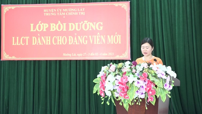Giảng viên Phạm Thị Nhuần, Chủ nhiệm lớp thông qua báo cáo tổng kết lớp học