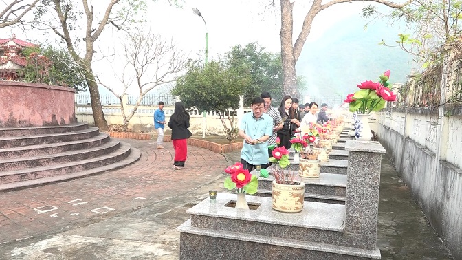 Ban tổ chức lớp học và đông đảo học viên dâng hương tại Nghĩa trang liệt sỹ huyện