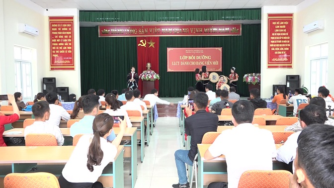 Quang cảnh buổi lễ Bế giảng
