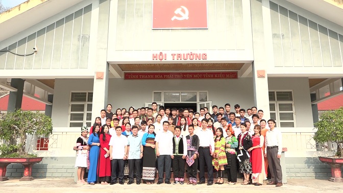 Đồng chí Triệu Minh Xiết, Phó Bí thư Thường trực Huyện uỷ chụp ảnh lưu niệm cùng Ban tổ chức lớp học và học viên