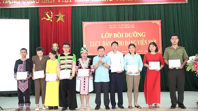 Đồng chí Hà Hữu Nghị, Phó ban Tổ chức Huyện uỷ trao giấy chứng nhận cho các học viên