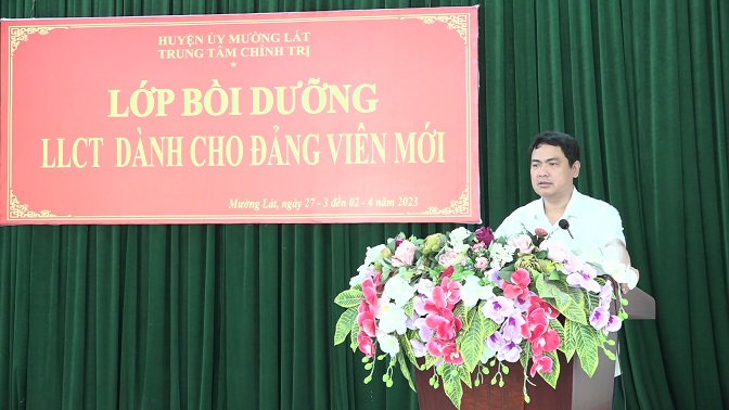 Đồng chí Triệu Minh Xiết, Phó Bí thư Thường trực Huyện uỷ phát biểu giao nhiệm vụ cho các học viên sau khi hoàn thành chương trình học tập