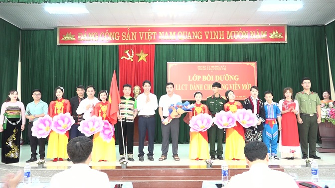 Đồng chí Trần Văn Cường, Phó Giám đốc Trung tâm Chính trị huyện tặng hoa đội văn nghệ