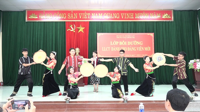 Tiết mục văn nghệ chào mừng buổi lễ do các học viên biểu diễn
