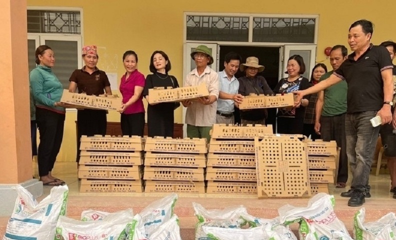 Trao gà giống và thức ăn chăn nuôi cho người dân.