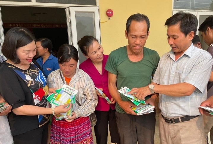 Hỗ trợ rau giống cho bà con nhân dân