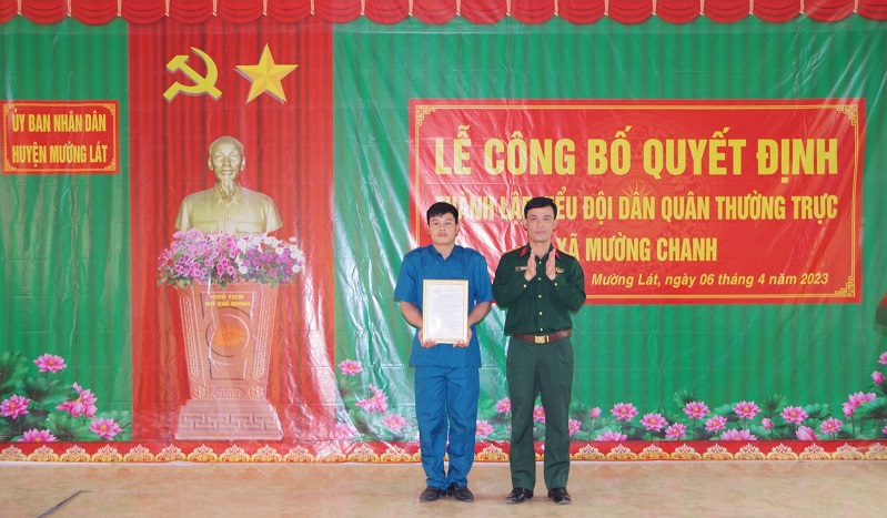 Đại tá Nguyễn Hữu Vũ, Phó Chỉ huy trưởng Bộ CHQS tỉnh Thanh Hóa trao quyết định thành lập Tiểu đội dân quân thường trực xã Mường Chanh