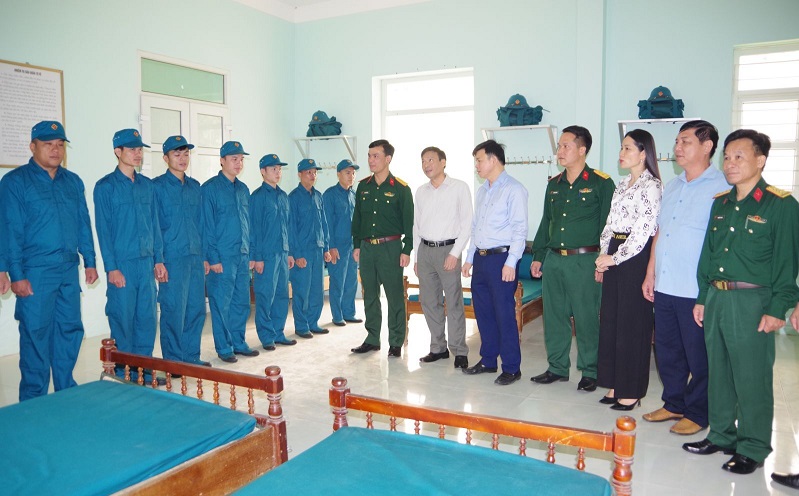 Các đồng chí lãnh đạo tham quan nơi ở của Tiểu đội dân quân thường trực xã Mường Chanh.