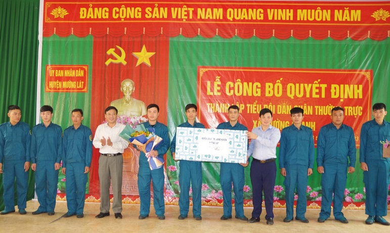 Đồng chí Hà Văn Ca và đồng chí Nguyễn Văn Bình trao quà tặng Tiểu đội.