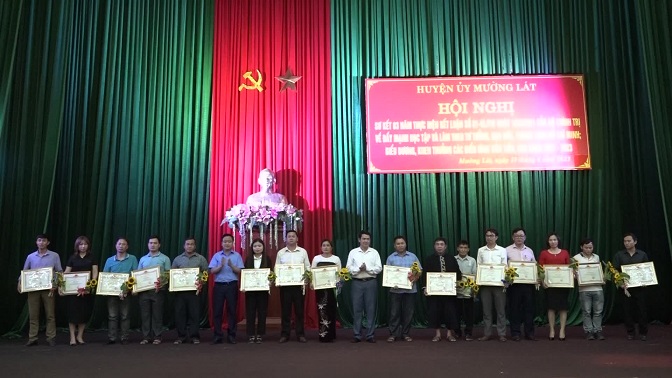 Các đồng chí lãnh đạo huyện Mường Lát trao giấy khen của Chủ tịch UBND huyện Mường Lát cho các cá nhân có thành tích xuất sắc trong “Học tập và làm theo tư tưởng, đạo đức, phong cách Hồ Chí Minh” giai đoạn 2021 – 2023