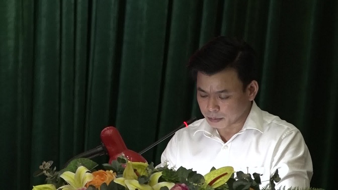 Đồng chí Hà Văn Ca, Tỉnh ủy viên, Bí thư Huyện ủy, Chủ tịch HĐND huyện Mường Lát phát biểu tại hội nghị