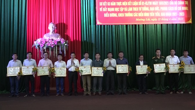 Các đồng chí lãnh đạo huyện Mường Lát trao giấy khen của Chủ tịch UBND huyện Mường Lát cho các tập thể có thành tích xuất sắc trong “Học tập và làm theo tư tưởng, đạo đức, phong cách Hồ Chí Minh” giai đoạn 2021 – 2023