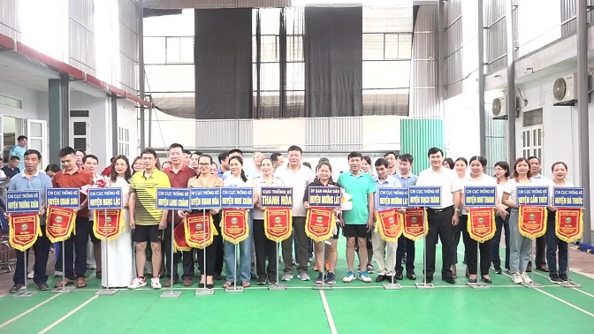 Lãnh đạo Cục Thống kê Thanh Hóa và lãnh đạo huyện Mường Lát trao cờ lưu niệm cho các đoàn tham gia hội thao.
