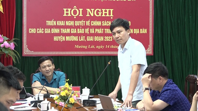Đồng chí Trần Văn Thắng, Trưởng phòng Nông nghiệp và Phát triển nông thôn huyện thông qua các Nghị quyết về hỗ trợ gạo của HĐND tỉnh