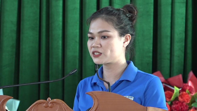 Đội viên TTTTN Vi Thị Hằng phát biểu tham luận tại hội nghị.