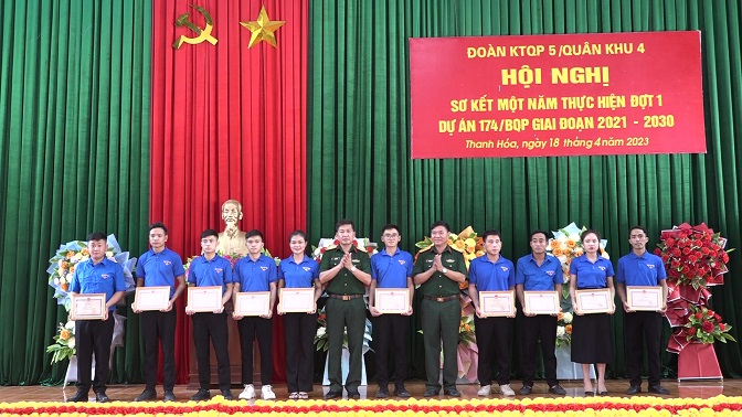 Lãnh đạo Đoàn KT-QP5 tặng giấy khen cho các cá nhân có thành tích xuất sắc trong thực hiện nhiệm vụ đợt 1, Dự án 174/BQP, giai đoạn 2021 - 2030.