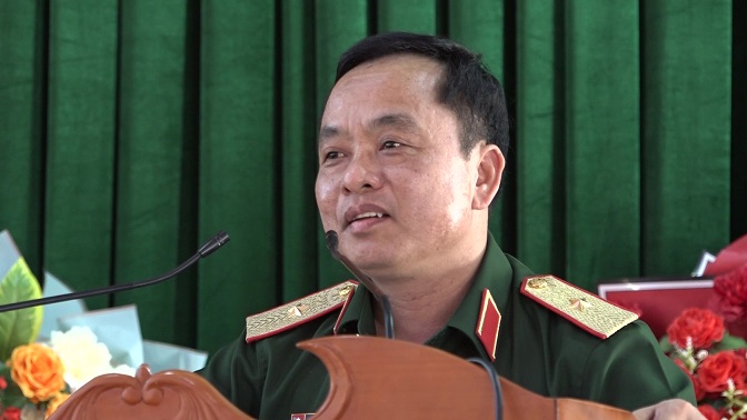 Thiếu tướng Nguyễn Ngọc Hà, Phó Tư lệnh, Trưởng ban Quản lý Dự án 174 Quân khu 4 phát biểu ý kiến chỉ đạo tại hội nghị