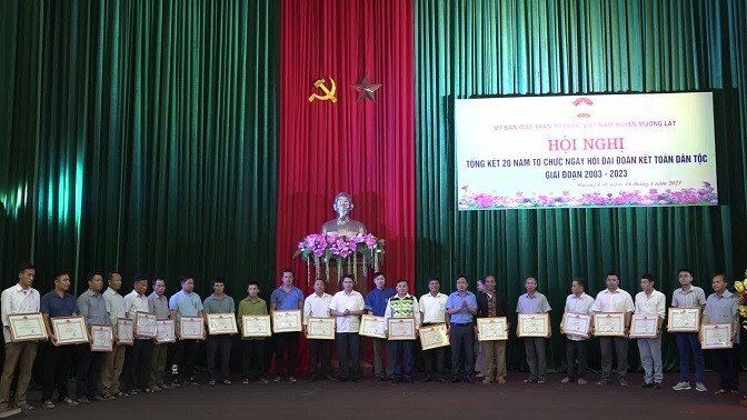 Các đồng chí lãnh đạo huyện trao giấy khen cho các cá nhân và tập thể có thành tích xuất sắc trong công tác phối hợp tổ chức Ngày hội đại đoàn kết dân tộc giai đoạn 2003 – 2023.