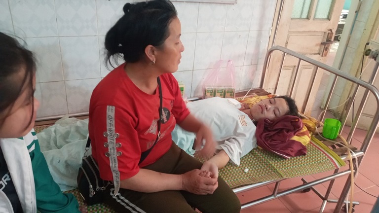Nạn nhân V.T.D được đưa đến Bệnh viện Đa khoa huyện để tiếp tục theo dõi, điều trị.