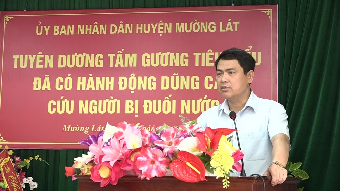 Đồng chí Triệu Minh Xiết, Phó Bí thư Thường trực Huyện uỷ phát biểu tại buổi lễ tuyên dương