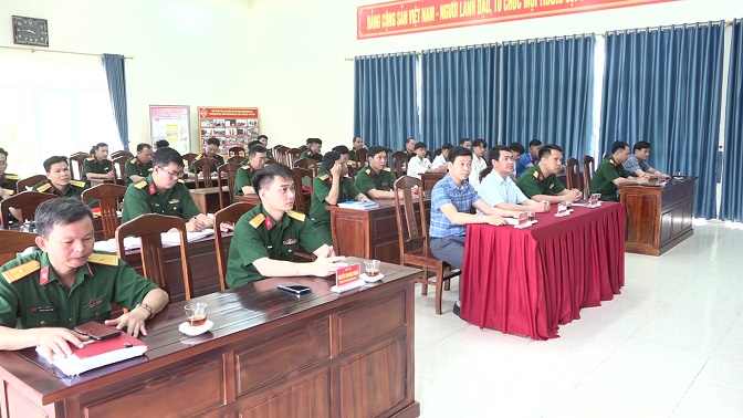 Các đại biểu và những tấm gương tiêu biểu tham dự buổi lễ.