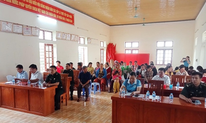 Các đại biểu và Nhân dân bản Khằm 2, xã Trung Lý dự buổi khai giảng lớp xóa mù, xóa tái mù chữ.