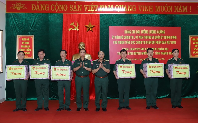 Lãnh đạo Quân khu 4 tặng quà các đơn vị Quân đội trên tuyến biên giới huyện Mường Lát.