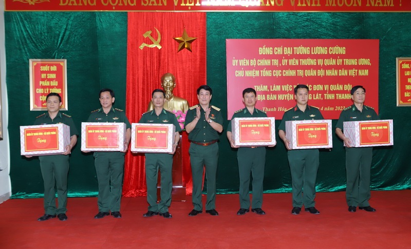 Đại tướng Lương Cường tặng quà các đơn vị Quân đội trên tuyến biên giới huyện Mường Lát.