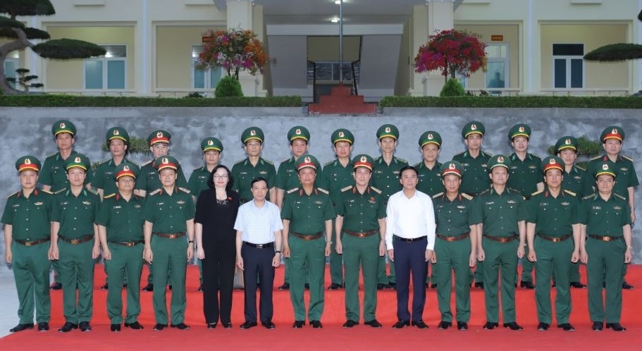 Đại tướng Lương Cường, Ủy viên Bộ Chính trị, Chủ nhiệm Tổng cục Chính trị QĐND Việt Nam và các đồng chí lãnh đạo tỉnh; lãnh đạo Quân khu 4; lãnh đạo Bộ Tư lệnh Bộ đội biên phòng chụp ảnh lưu niệm với các đơn vị Quân đội tuyến biên giới huyện Mường Lát tại Đồn Biên phòng Pù Nhi.