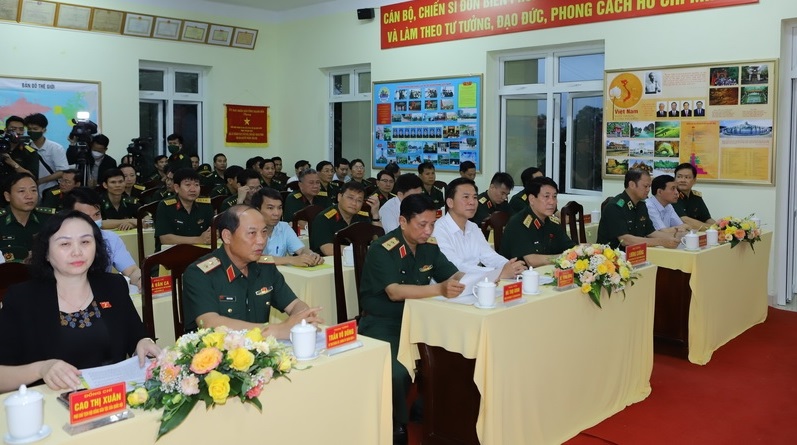 Đại tướng Lương Cường và các đại biểu làm việc, tặng quà các đơn vị Quân đội trên tuyến biên giới huyện Mường Lát.