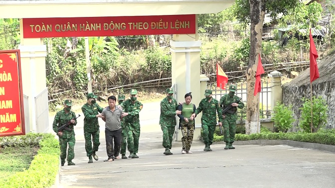 Hai đối tượng Thạo Giông Cụ Vàng và Nàng May Giàng Hơ bị lực lượng chức năng áp giải về cơ quan điều tra