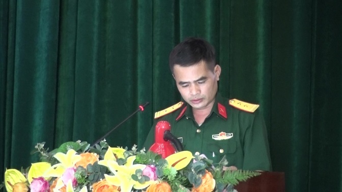 Trung tá Lê Văn Ngọc, Phó chỉ huy trưởng Ban CHQS huyện thông qua báo cáo tổng kết công tác tuyển quân năm 2023