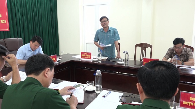 Đồng chí Nguyễn Văn Bình, Phó Bí thư Huyện uỷ, Chủ tịch UBND huyện, Chủ tịch Hội đồng NVQS huyện phát biểu tại Hộii nghị