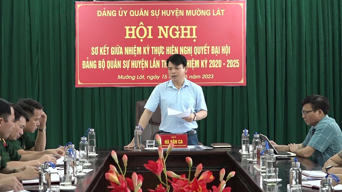 Đồng chí Hà Văn Ca, Uỷ viên BCH Tỉnh uỷ, Bí thư Huyện uỷ, Chủ tịch HĐND huyện, Bí thư Đảng uỷ Quân sự huyện phát biểu kết luận Hội nghị