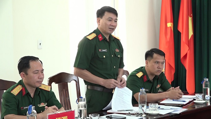 Thượng tá Lê Thanh Hải, Phó Bí thư Đảng uỷ, Chính trị viên Ban CHQS huyện thônbg qua báo cáo sơ kết giữa nhiệm kỳ