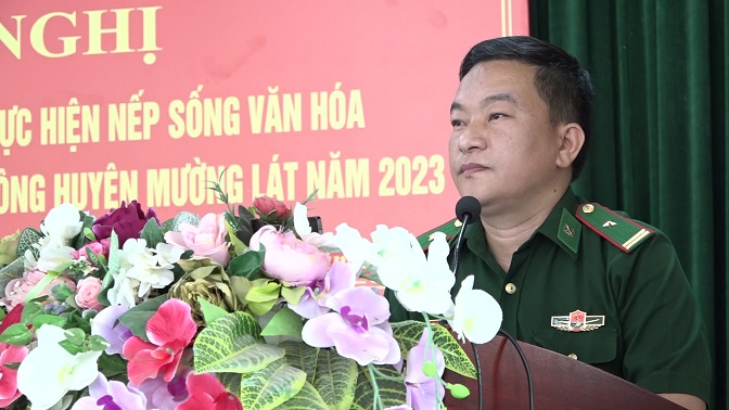 Báo cáo viên BCH Bộ đội biên phòng tỉnh Thanh Hóa triển khai chuyên để về tình hình quốc phòng – an ninh, trật tự an toàn xã hội vùng đồng bào dân tộc Mông.