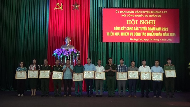 ...và cá nhân được có thành tích xuất sắc trong công tác tuyển quân năm 2023