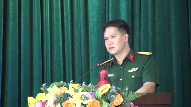 Trung tá Trịnh Xuân Thành, Chỉ huy trưởng Ban CHQS huyện phát biểu tại Hội nghị