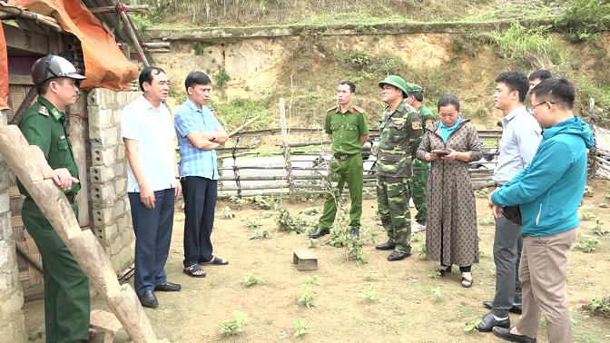 Đồng chí chí Hoàng Văn Dũng - Ủy viên BTVHU, Phó Chủ tịch Thường trực UBND huyện trao hỗ trợ 1 phần kinh phí cho hộ gia đình bị sập nhà hoàn toàn ở bản Cặt xã Nhi Sơn