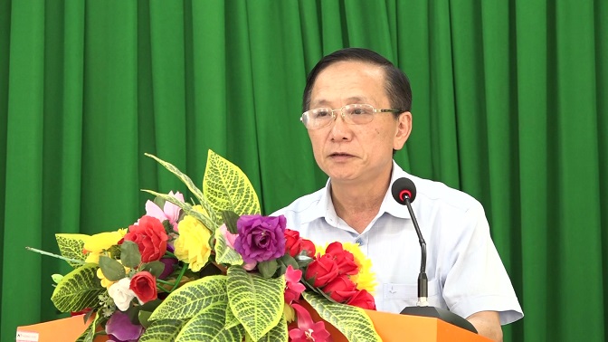 Đồng chí chí Lầu Thanh Va - Ủy viên BTV, Trưởng ban Tuyên giáo Huyện uỷ, Giám đốc Trung tâm Chính trị phát biểu tại buổi làm việc