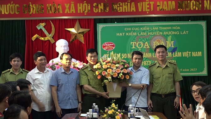 Các đồng chí lãnh đạo huyện tặng hoa chúc mừng lực lượng Kiểm lâm huyện nhân kỷ niệm 50 năm ngày thành lập lực lượng Kiểm lâm Việt Nam (21/5 1973 – 21/5/2023)