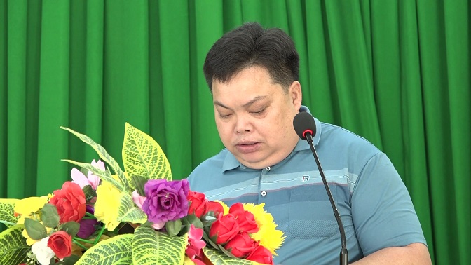 Đại diện lãnh đạo Đảng uỷ Thị trấn báo cáo kết quả công tác xây dựng Đảng và hệ thống chính trị ở cơ sở trước đoàn công tác