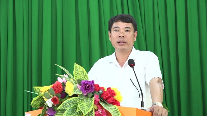 Đồng chí Phạm Văn Sơn, Huyện uỷ viên, Bí thư Đảng uỷ Thị trấn đề xuất một số nội dung trước đoàn công tác