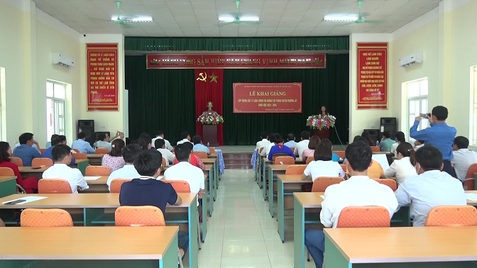 Toàn cảnh buổi lễ Khai giảng Lớp Trung cấp LLCT tại huyện Mường Lát.