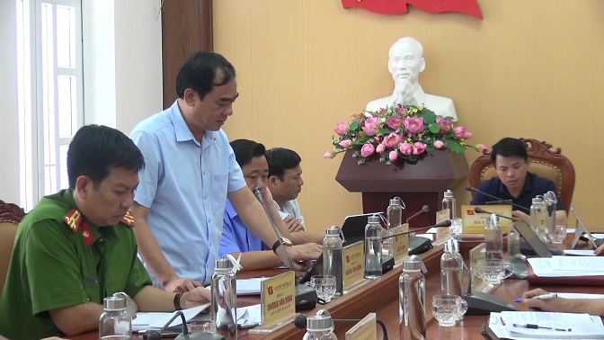 Đồng chí Hoàng Văn Dũng - Ủy viên BTV Huyện ủy, Phó Chủ tịch Thường trực UBND huyện phát biểu tại hội nghị