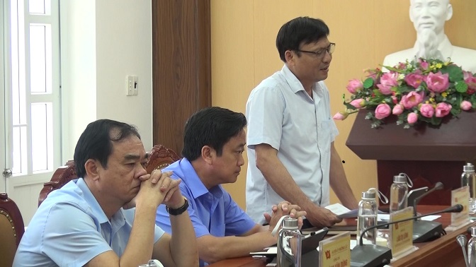 Đồng chí Nguyễn Văn Bình – Phó Bí thư Huyện ủy, Chủ tịch UBND huyện phát biểu tại hội nghị