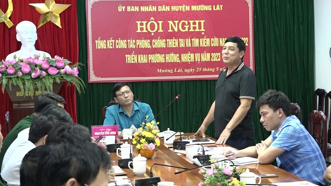Đồng chí Lò Văn Đồng, Ủy viên Ban Thường vụ, Trưởng Ban Dân vận Huyện ủy, Chủ tịch MTTQ huyện phát biểu tại Hội nghị