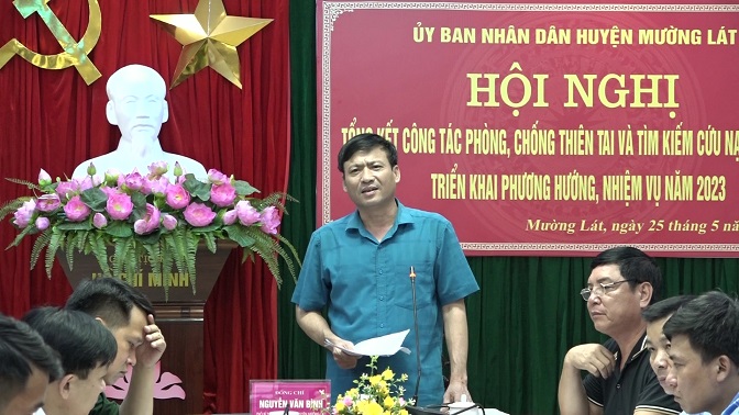 Đồng chí Nguyễn Văn Bình, Phó Bí thư Huyện ủy, Chủ tịch UBND huyện, Trưởng ban chỉ huy PCTT, TKCN và PTDS huyện phát biểu kết luận Hội nghị
